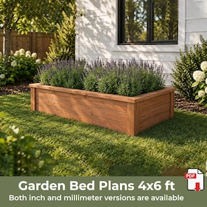 Könnte beinhalten: Ein rechteckiges Hochbeet aus Holz, bepflanzt mit grünen Gewächsen und violetten Blüten. Der Text auf dem Bild lautet: Garden Bed Plans 4x6 ft. Both inch and millimeter versions are available. Das Beet besteht aus horizontalen Holzplanken.