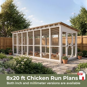 Può includere: Un grande pollaio in legno bianco con tetto spiovente e pareti in rete metallica. La struttura presenta un telaio rettangolare con una porta sul lato destro. Il testo in basso recita: 8x20 ft Chicken Run Plans. Disponibili versioni in pollici e millimetri.