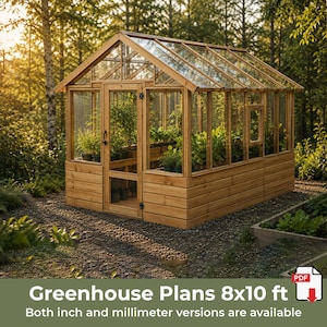 Op de afbeelding: Een houten kas met glazen panelen en een enkele deur, voorzien van interne schappen gevuld met potplanten. Het ontwerp is gelabeld als Greenhouse Plans 8x10 ft, met zowel inch- als millimeterversies beschikbaar voor de constructie.