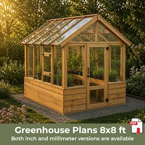 Peut inclure: Une serre en bois avec un toit à deux pans, des panneaux en verre et une porte simple. La structure présente un bardage en bois horizontal à la base et contient des plantes en pot. Le texte en bas indique : Greenhouse Plans 8x8 ft.