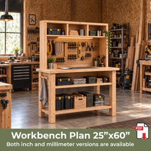 Peut inclure: Un établi en bois doté d'un panneau perforé avec divers outils à main, une étagère de rangement supérieure et deux étagères inférieures contenant des bacs de rangement en plastique. Le texte indique : Workbench Plan 25"x60".
