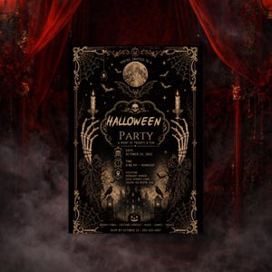 Può includere: Un invito per una festa di Halloween nero e oro con luna piena, pipistrelli, ragnatele e due mani scheletriche che reggono candele accese. Il testo recita: You're invited to a Halloween Party, A Night of Frights & Fun, 31 ottobre 2025.