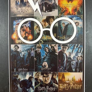 Puede incluir: Un póster rectangular que presenta un collage de varios carteles de películas de Harry Potter y Animales Fantásticos, superpuesto con un gran gráfico blanco de gafas redondas y un rayo centrado en medio de la imagen.