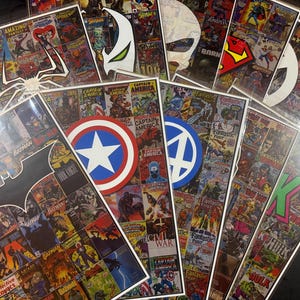 Op de afbeelding: Een verzameling rechthoekige kunstprints met collages van vintage stripboekcovers. Elke print toont een prominent centraal superheldenlogo, waaronder Batman, Captain America, Fantastic Four, Spider-Man, Spawn, Superman en X-Men.
