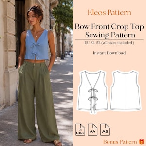Op de afbeelding: Een lichtblauwe mouwloze crop top met twee strikjes aan de voorkant, gecombineerd met een olijfgroene wijde broek. De tekst bevat: Kleos Pattern, Bow Front Crop Top Sewing Pattern, EU 32-52, Instant Download, en iconen voor US Letter, A4 en A0.