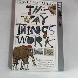 Może przedstawiać: Książka pod tytułem The Way Things Work autorstwa Davida Macaulay'a, z logo DK Multimedia z boku. Okładka przedstawia różne ilustracje mechaniczne, w tym brązowego mamuta włochatego w goglach, wraz z podtytułem A Unique Mammoth Guide to a Magical World of Machines, Inventions, and Technology.