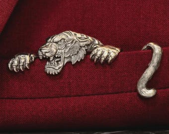 Näsduk i oxiderad silvertigar – Brosch med slagnål för herr