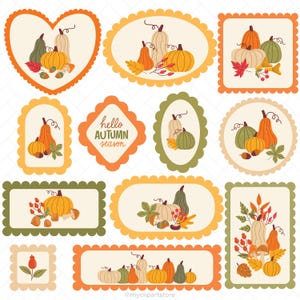 Op de afbeelding: Een verzameling decoratieve labels met herfstthema-illustraties van pompoenen, kalebassen, eikels, bessen en bladeren in oranje, groen en crème. Eén label bevat de tekst hello AUTUMN season in een geschulpt kader.