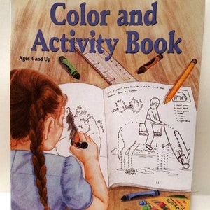 Op de afbeelding: Een kleur- en activiteitenboek voor kinderen vanaf 4 jaar. De omslag toont een jong meisje dat een tekening van een paard kleurt met kleurpotloden. Het boek heeft een kleurrijke omslag met de titel "Color and Activity Book" in blauwe letters.