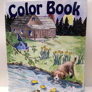 Könnte beinhalten: Ein Malbuchcover mit dem Titel "Color Book" in blauen Buchstaben. Die Illustration zeigt ein Blockhaus im Wald mit einem Blauhäher, einem Hund, der aus einem Bach trinkt, und einer weißen Ente. Es gibt gelbe Blumen und Entenküken im Bach.