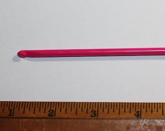 Pink Plastic Crochet Hook - Size G - Oxmoor House