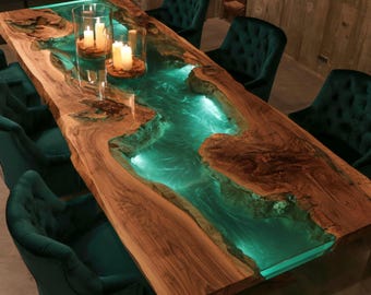Mesa de comedor personalizada de nogal con resina epoxi y diseño de río, muebles de madera maciza con borde natural.