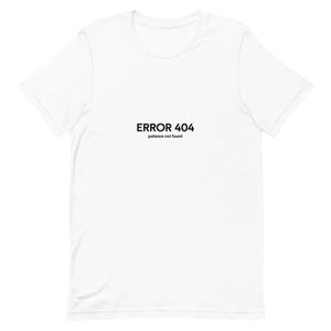 Op de afbeelding: Een wit T-shirt met korte mouwen voorzien van de zwarte tekst ERROR 404 en de kleinere tekst patience not found in het midden op de borst. Het kledingstuk heeft een ronde hals en een standaard pasvorm met een strak en eenvoudig ontwerp.