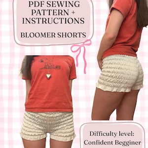 Puede incluir: Un patrón de costura en PDF e instrucciones para pantalones cortos tipo bloomer. El texto dice: PDF SEWING PATTERN + INSTRUCTIONS BLOOMER SHORTS y Difficulty level: Confident Begginer Sizes: XS - XL. El pantalón es color crema con tela fruncida.