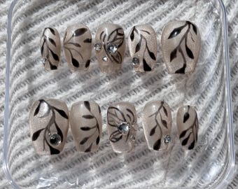 Eleganckie, liściaste, motylkowe paznokcie w kształcie kociego oka