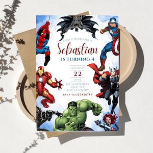 以下が含まれることがあります： スパイダーマン、バットマン、キャプテン・アメリカ、アイアンマン、ソー、ブラックパンサー、ハルク、ブラック・ウィドウのイラストが描かれた長方形の誕生日招待状。テキストは「JOIN US TO CELEBRATE Sebastian IS TURNING 4 SATURDAY 22 JUNE 123 ANYWHERE ANYCITY ANY COUNTRY RSVP TO:123456789」と記載されています。