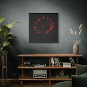 Toile d&#39;art floral bordeaux : élégante décoration murale de fleurs sombres