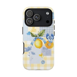 Puede incluir: Una funda para smartphone con un patrón de cuadros vichy amarillo y blanco y un diseño de collage. El estampado incluye un limón amarillo con hojas verdes y una cinta azul, chanclas azules, flores azules, un lazo amarillo y el texto OF JOY y Blue.