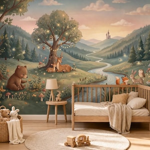 Può includere: Un murale raffigurante un paesaggio boschivo con un orso, un cervo, una volpe, un coniglio e un gufo. La scena include un grande albero con luci sospese, un fiume tortuoso e un castello in lontananza. Sono presenti un letto in legno e dei peluche.