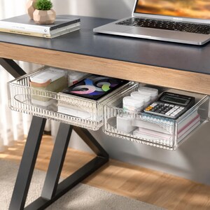 Organizzatore sottocassetto per scrivania, contenitore estraibile nascosto per riporre penne e calcolatrice sulla scrivania dell'ufficio.