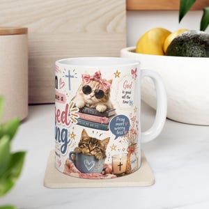 Taza cristiana de cerámica brillante con versículos bíblicos, disponible en tamaños de 11 oz o 15 oz.
