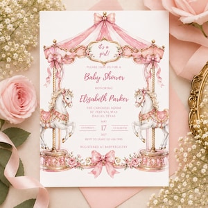 Può includere: Un invito rettangolare per baby shower con un tema giostra rosa, due cavalli bianchi, dettagli dorati e fiocchi rosa. Il testo recita: it's a girl! Please join us for a Baby Shower honoring Elizabeth Parker, The Carousel Room, 147 Festival Way, Dallas, Texas, Saturday, May 17, 2027, at 01:00 PM, RSVP to Jamie 123-456-7890, Registered at BabyRegistry.