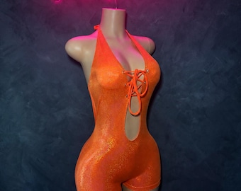 Uniforme de camarera con mono brillante