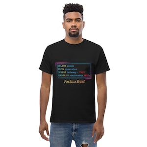 Puede incluir: Una camiseta negra de manga corta con un gráfico colorido de estilo neón con el texto: SELECT people FROM generation WHERE intimacy = TRUE ORDER BY consistency DESC; y el texto Psalms 24:6 en una fuente naranja brillante debajo.