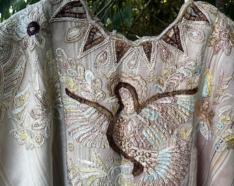 Vintagebroderad guatemalansk Chichi Huipil, siden/bomull. Vackra beige toner med tyg som känns lyxigt att ha på sig