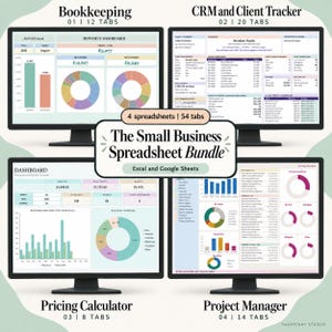 Può includere: Un pacchetto di fogli di calcolo digitali per piccole imprese visualizzato su quattro monitor di computer. Gli schermi mostrano dashboard per contabilità, CRM e tracciamento clienti, calcolatore di prezzi e gestione progetti con grafici.