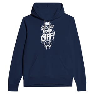 Könnte beinhalten: Ein marineblauer Kapuzenpullover mit einem weißen Grafikdruck auf der Brust. Das Design enthält den Text THE SECOND WORD IS OFF! in einer stilisierten Schriftart, begleitet von einem tropfenden Smiley-Gesichtssymbol mit X-förmigen Augen.