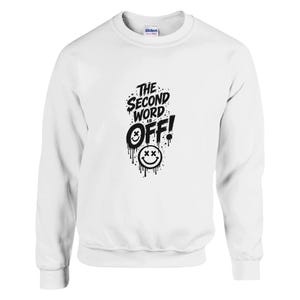 Könnte beinhalten: Ein weißes langärmeliges Sweatshirt mit Rundhalsausschnitt und einem schwarzen Grafikdruck auf der Brust. Das Design zeigt den Text THE SECOND WORD IS OFF! mit einem tropfenden Farbeffekt und zwei Smileys mit X-förmigen Augen auf der Vorderseite.