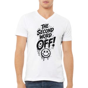 Könnte beinhalten: Ein weißes kurzärmeliges T-Shirt mit V-Ausschnitt und einem schwarzen Grafikdruck auf der Brust. Der Text lautet THE SECOND WORD IS OFF! in einer stilisierten Schrift, ergänzt durch zwei Smileys mit X-förmigen Augen und tropfenden Farbeffekten.