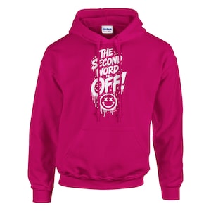 Könnte beinhalten: Ein leuchtend fuchsiafarbener Kapuzenpullover mit einem weißen Grafikdruck auf der Brust. Der Text THE SECOND WORD IS OFF! ist in einer tropfenden Schriftart gehalten, begleitet von einem lächelnden Gesicht mit X-förmigen Augen, ebenfalls im Tropf-Design.