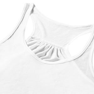 Könnte beinhalten: Ein schlichtes weißes Racerback-Tanktop mit gerafftem Stoffdetail in der Mitte des oberen Rückens. Das Kleidungsstück hat dünne Schulterträger und einen abgerundeten Ausschnitt und besteht aus leichtem, einfarbig weißem Textilmaterial.