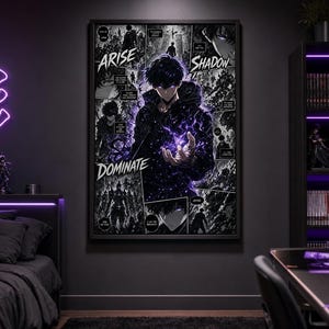Puede incluir: Un póster de pared rectangular con una ilustración estilo manga en blanco y negro de un personaje con ojos y energía de color violeta brillante. El texto ARISE, SHADOW y DOMINATE está impreso en letras blancas sobre la composición.