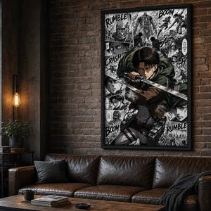 Könnte beinhalten: Ein rechteckiger Wandkunstdruck mit einer schwarz-weißen Manga-Collage von Attack on Titan-Charakteren. Die zentrale Figur mit dunklem Haar hält ein Schwert, umgeben von verschiedenen Action-Panels mit Texten wie RUMBLE und CRASH.