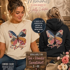 Op de afbeelding: Een crèmekleurig t-shirt en een zwarte hoodie, beide voorzien van een vlindergrafiek in patchworkstijl met de naam Dolly eronder. De tekst A COAT OF MANY COLORS THANK YOU FOR THE MEMORIES IN LOVING MEMORY OF Dolly Parton is zichtbaar.