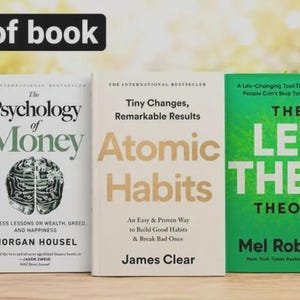 Puede incluir: Un conjunto de tres libros que incluye The Psychology of Money de Morgan Housel con portada blanca, Atomic Habits de James Clear con portada crema y The Let Them Theory de Mel Robbins con portada verde. El texto 3 set of book es visible.