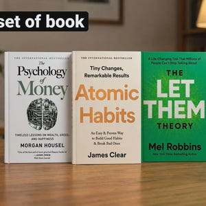 Puede incluir: Un conjunto de tres libros titulado 3 set of book. El primero es The Psychology of Money de Morgan Housel con portada blanca, el segundo es Atomic Habits de James Clear con portada crema y el tercero es The Let Them Theory de Mel Robbins en color verde.