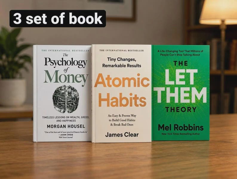 Puede incluir: Un conjunto de tres libros titulado 3 set of book. El primero es The Psychology of Money de Morgan Housel con portada blanca, el segundo es Atomic Habits de James Clear con portada crema y el tercero es The Let Them Theory de Mel Robbins en color verde.
