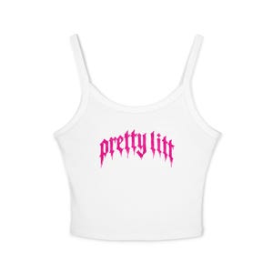 Pretty Lit ピンクのゴシックテキストタンクトップ | クロップドスパゲッティストラップ