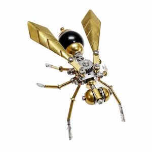 Peut inclure: Une sculpture d'insecte mécanique fabriquée à partir de composants en métal doré et argenté. Le corps présente une sphère noire lisse, des ailes dorées angulaires et un mécanisme à engrenages central. La tête se compose de deux sphères dorées, avec six pattes fines et articulées s'étendant du châssis central, mettant en valeur des éléments de quincaillerie complexes comme des vis et des boulons.