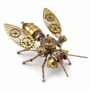 Può includere: Una scultura di insetto meccanico costruita con componenti in metallo color ottone e argento. Il corpo presenta ingranaggi complessi, un addome cilindrico e ali con un motivo a griglia. Sottili aste metalliche formano le zampe e le antenne.
