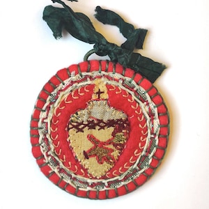 Detente Scapular of the Sacred Heart of Jesus. Catholic Sacramental. Catholic devotion.