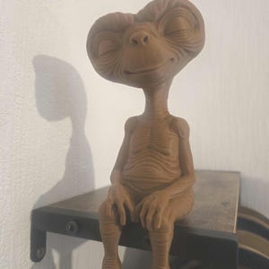 3D Printed bookshelf E.T