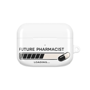 Op de afbeelding: Een witte beschermhoes voor draadloze oordopjes met de zwarte tekst FUTURE PHARMACIST boven een laadbalkafbeelding. Een zwart-wit capsulepictogram bevindt zich aan het einde van de laadbalk, met het woord LOADING... eronder gedrukt.