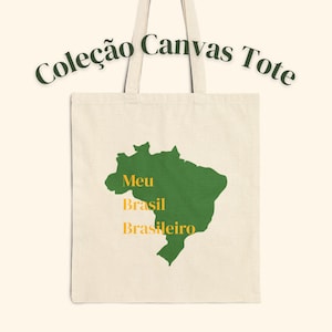 以下が含まれることがあります： 中央に緑色のブラジル地図が描かれたベージュのキャンバストートバッグ。地図の上には黄色の文字で「Meu Brasil Brasileiro」とプリントされています。バッグの持ち手の上部には、濃い緑色のアーチ状の文字で「Coleção Canvas Tote」と記されています。