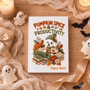 Pode incluir: Um livro de capa dura branco com uma ilustração em estilo crochê de um cão branco usando gorro e suéter verdes, segurando uma caneca, com um laptop, livros e abóboras. O texto diz PUMPKIN SPICE & PRODUCTIVITY e Name Here!.