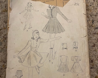 Könnte beinhalten: Vintage-Schnittmuster für ein Mädchenkleid mit Rock und Jacke. Das Schnittmuster ist von Butterick und ist für Größe 25c.